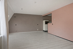 Leeg woonkamer met zijwand en raam (1).png